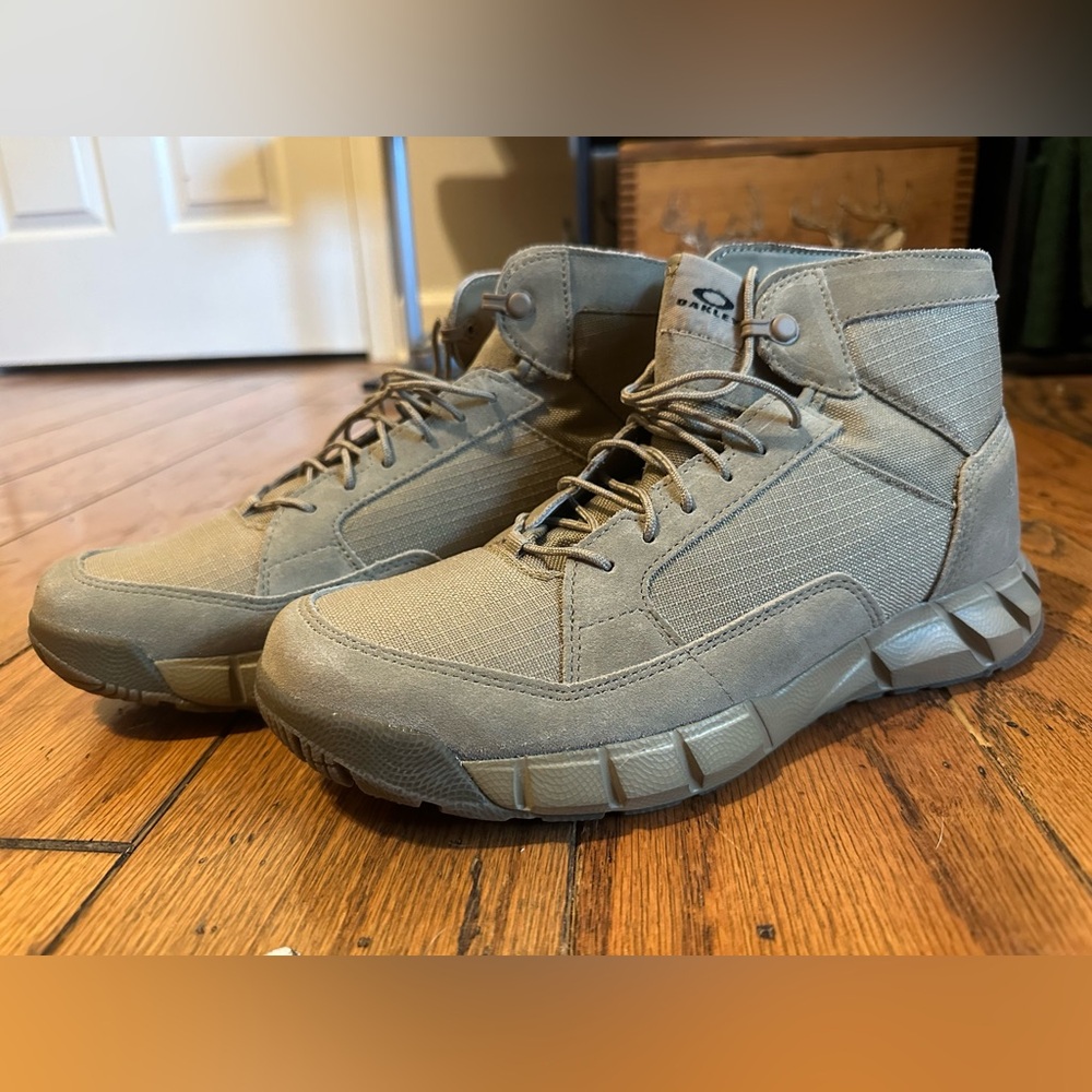 NEW IN THE BOX! Oakley Urban Explorer Mid Rye Boots